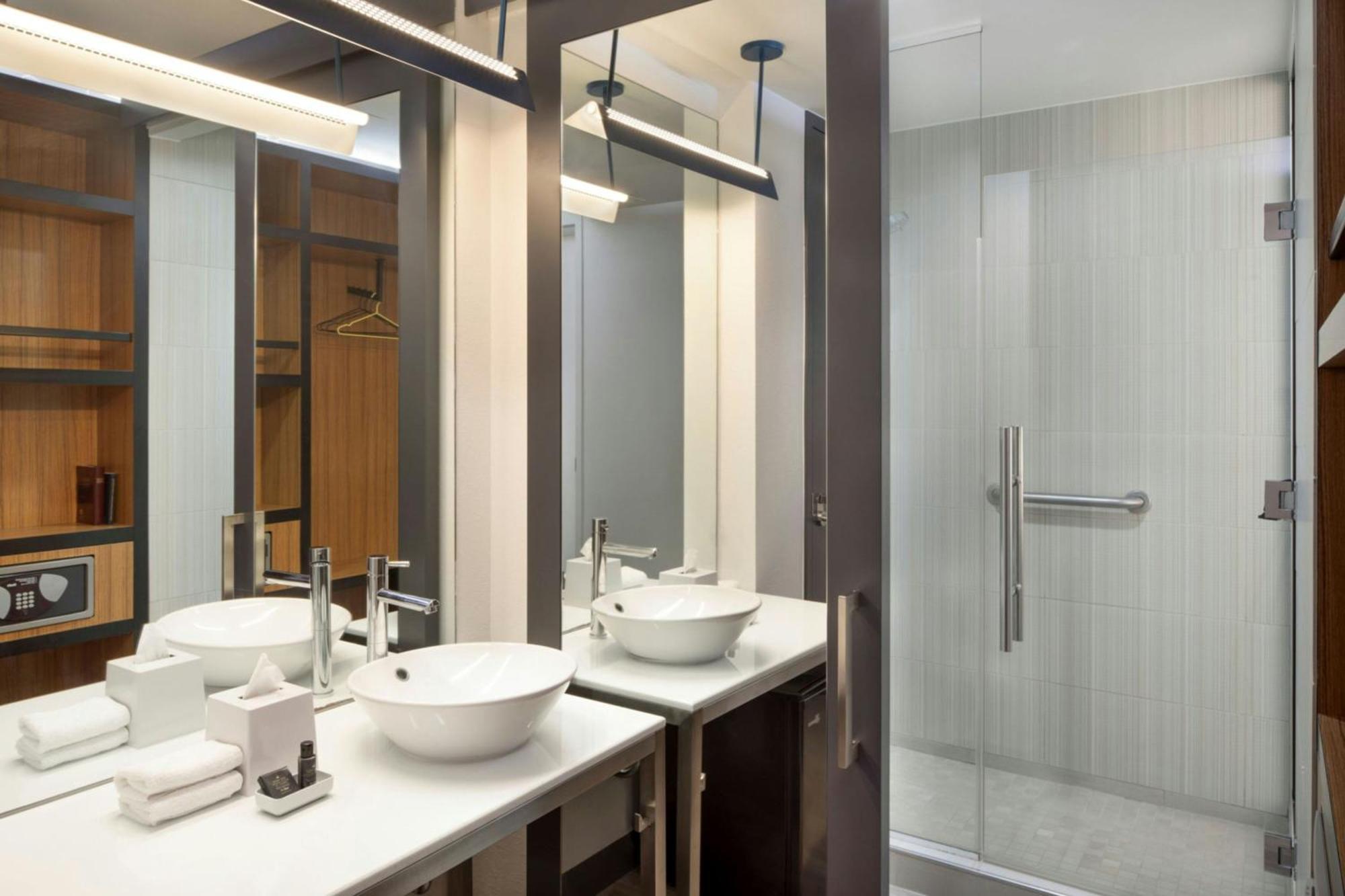 Aloft, Guest room, 2 Queen,1643152730:JPEG